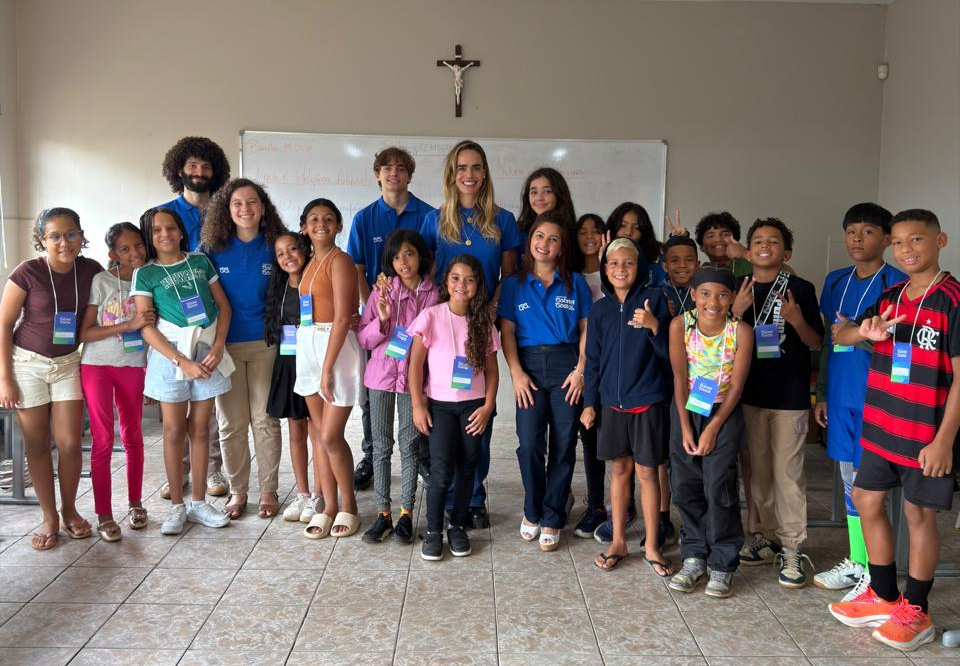 Estudantes atendidos pelos projetos do Instituto Gabriel Gastal reunidos em sala de aula